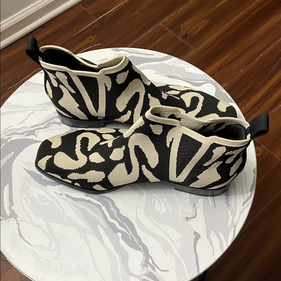 Vivaia Ecru Tiger Chelsea Boots. Excellent condition. women’s size 8. - Picture 5 of 7